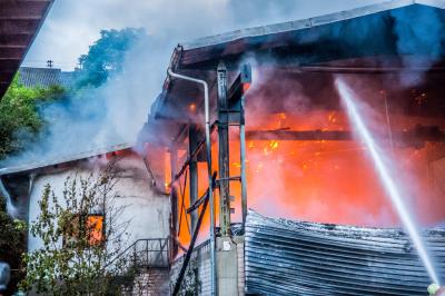 Sulzbach a.M.: Vollbrand eines alten Saegewerkgebaeudes